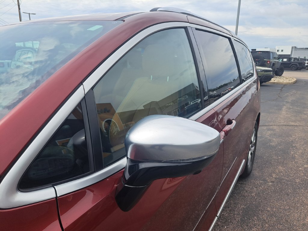 Used 2023 Chrysler Pacifica Pinnacle FWD image 41