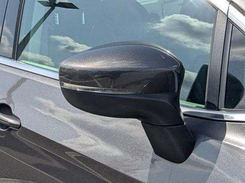 Used 2023 Chrysler Pacifica Touring-L FWD image 12