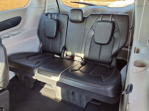 Used 2024 Chrysler Pacifica Touring-L image 28