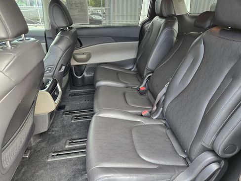 Used 2026 Kia Carnival EX FWD image 25