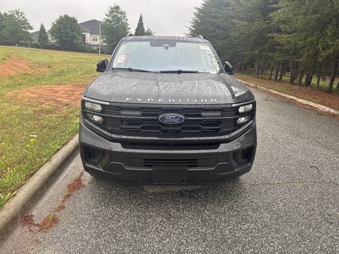 Used 2025 Ford Expedition Active AWD/4WD image 3