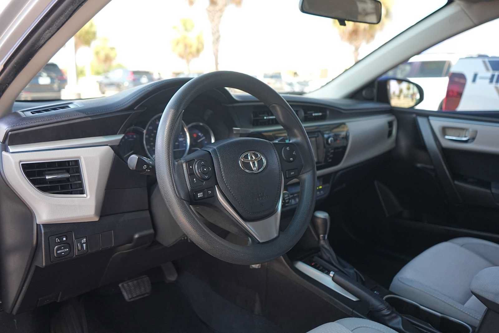 Used 2014 Toyota Corolla LE FWD image 2