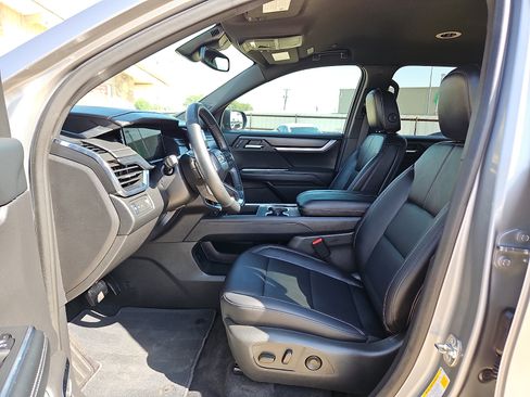 Used 2025 GMC Acadia Elevation w/ Elevation Premium Package FWD image 12