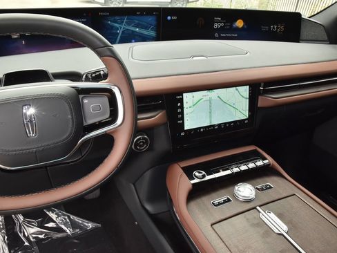 New 2026 Lincoln Navigator Reserve AWD/4WD image 26