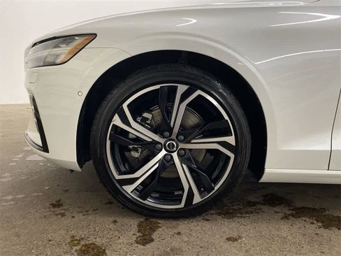 Used 2024 Volvo S60 B5 Plus image 12