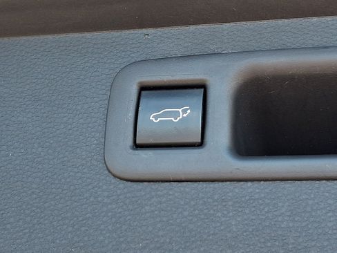 Used 2023 Toyota Highlander XLE FWD image 32