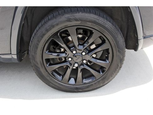 Used 2018 Jeep Grand Cherokee Altitude AWD/4WD image 28