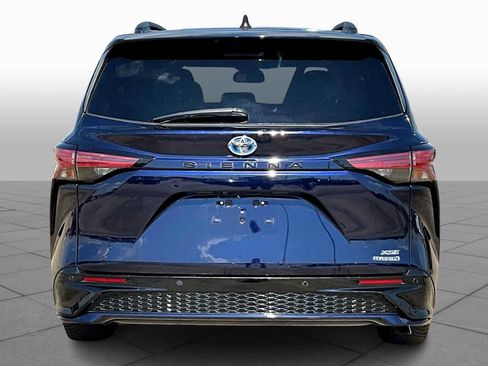 Used 2021 Toyota Sienna XSE image 2