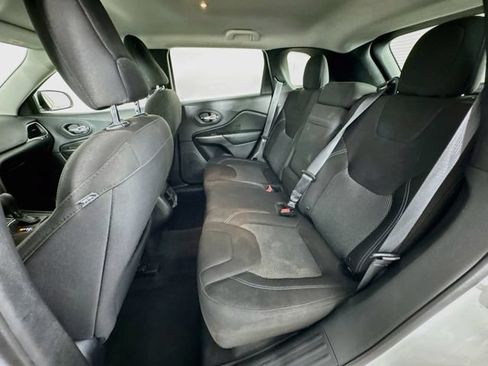 Used 2019 Jeep Cherokee Latitude w/ Popular Appearance Group FWD image 26