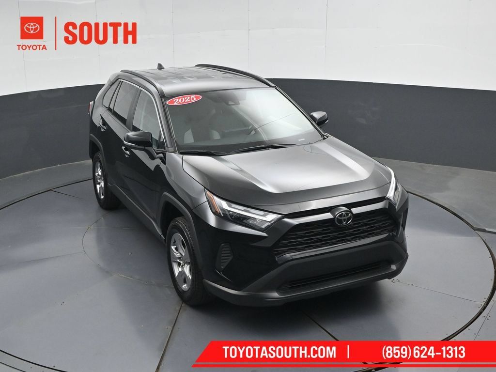 Used 2025 Toyota RAV4 XLE AWD/4WD image 45