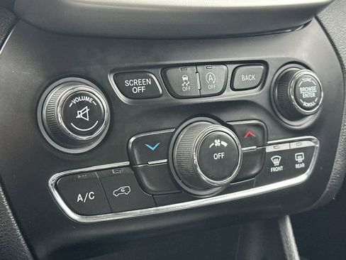 Used 2018 Jeep Cherokee Latitude Plus w/ Cold Weather Group image 20