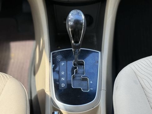 Used 2013 Hyundai Accent GLS w/ Premium Pkg image 18