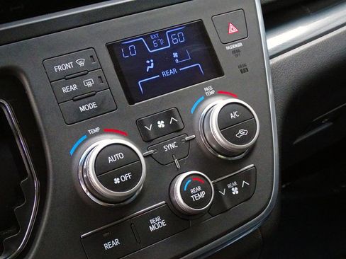 Used 2017 Toyota Sienna SE FWD image 34