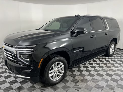 Used 2025 Chevrolet Suburban LT w/ Comfort Package image 8
