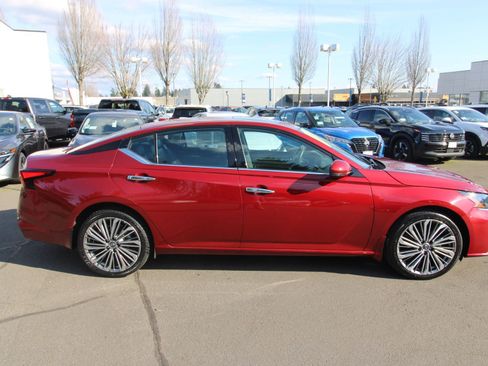 Used 2023 Nissan Altima 2.5 SL AWD/4WD image 2