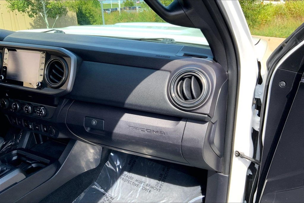 Used 2020 Toyota Tacoma TRD Sport w/ Exterior Package AWD/4WD image 14