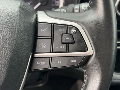 Used 2025 Toyota Highlander LE FWD image 23