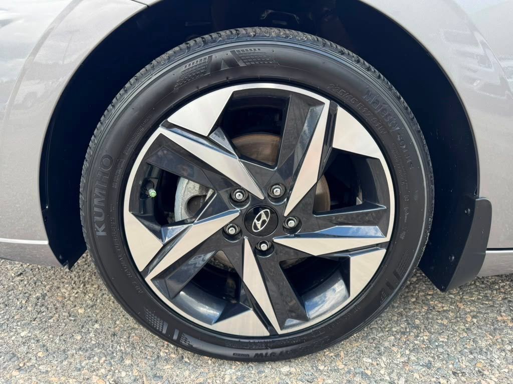 Certified 2023 Hyundai Elantra Limited FWD image 11