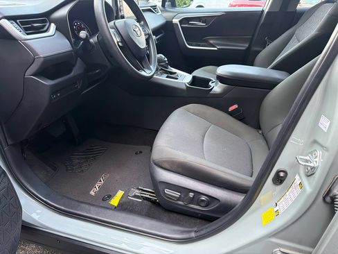 Used 2022 Toyota RAV4 XLE w/ Convenience Package FWD image 9