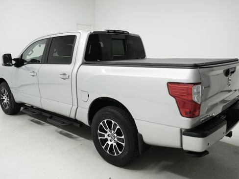 Used 2021 Nissan Titan SV w/ SV Convenience Package image 5