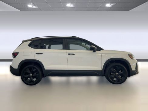 New 2026 Volkswagen Taos SE image 8