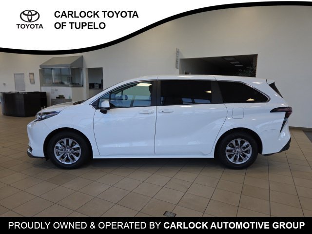 Used 2026 Toyota Sienna LE FWD image 1
