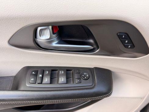 Used 2022 Chrysler Pacifica Touring-L FWD image 18