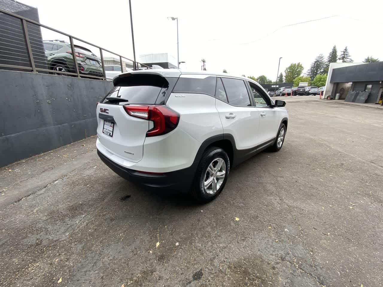 Used 2024 GMC Terrain SLE AWD/4WD image 6
