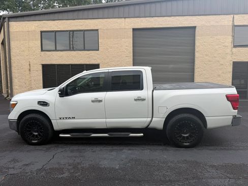 Used 2017 Nissan Titan SV RWD image 2