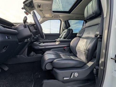 Used 2025 Lincoln Navigator Reserve AWD/4WD image 3