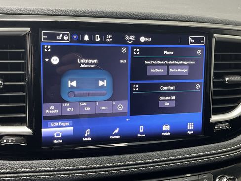 Used 2023 Chrysler Pacifica Touring FWD image 18