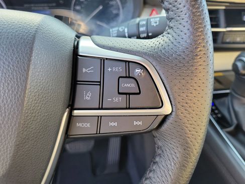 Used 2022 Toyota Sienna Limited FWD image 19