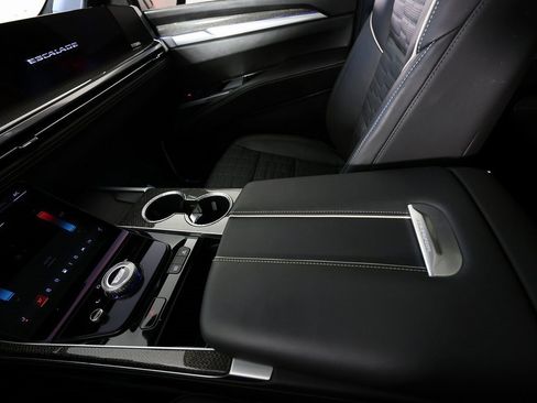 Used 2025 Cadillac Escalade V w/ LPO, ONYX Package image 38