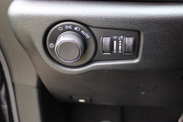 Used 2025 Chrysler Voyager LX FWD image 12