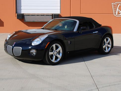 Used 2006 Pontiac Solstice Convertible w/ Premium Package image 2