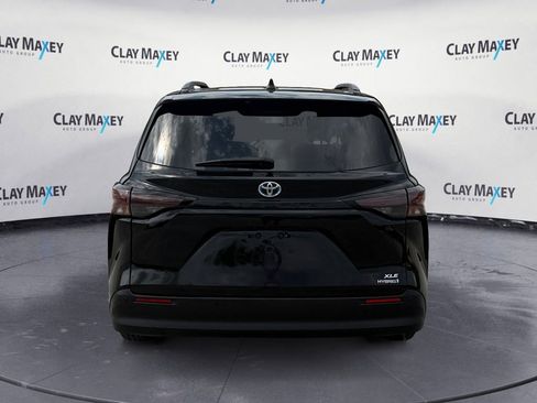 Used 2024 Toyota Sienna XLE image 4