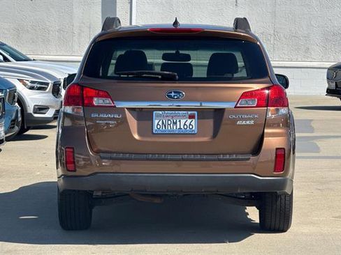 Used 2011 Subaru Outback 2.5i Limited AWD/4WD image 4