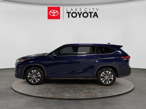 Used 2022 Toyota Highlander XLE FWD image 3