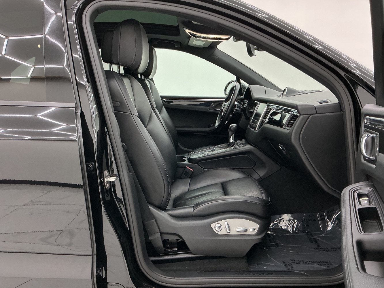 Used 2018 Porsche Macan AWD/4WD image 15
