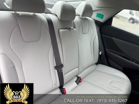 Used 2023 Hyundai Elantra Limited w/ Preferred Accessory Package FWD image 11