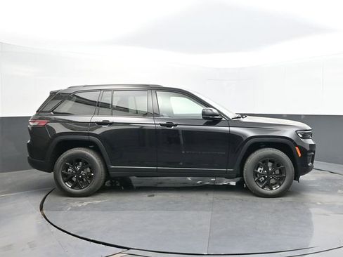 New 2025 Jeep Grand Cherokee Laredo image 6