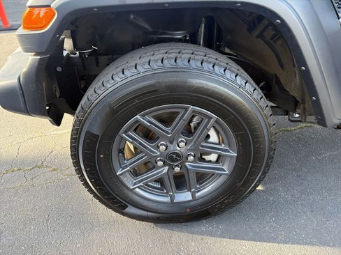 Used 2025 Jeep Wrangler Sport S image 29