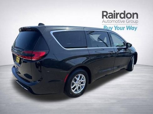 Used 2023 Chrysler Pacifica Touring-L FWD image 7
