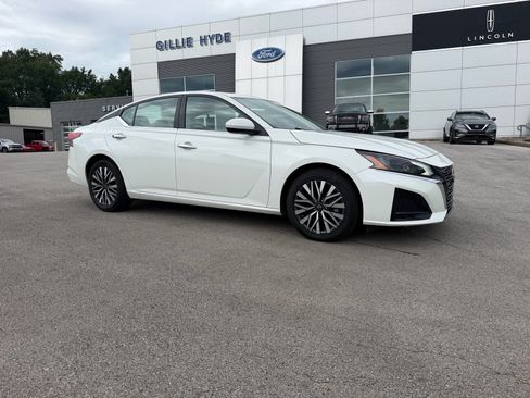 Used 2024 Nissan Altima 2.5 SV w/ SV Premium Package FWD image 2