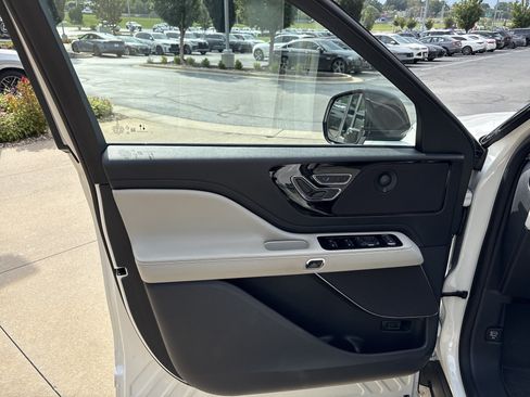 Used 2025 Lincoln Aviator Reserve AWD/4WD image 14