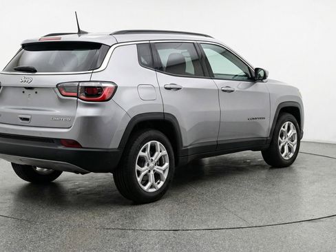 Used 2025 Jeep Compass Latitude image 9