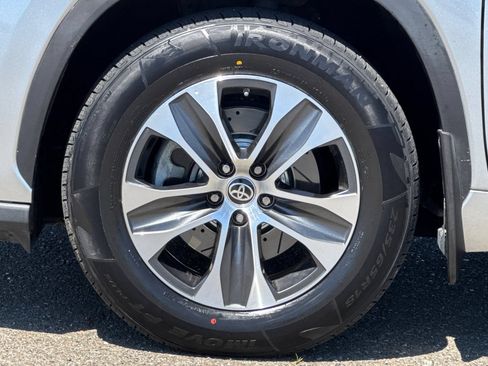 Used 2023 Toyota Highlander XLE AWD/4WD image 11