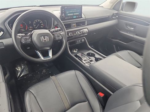 Used 2024 Honda Pilot Touring image 11