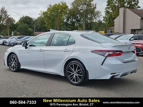 Used 2022 Toyota Camry SE image 3