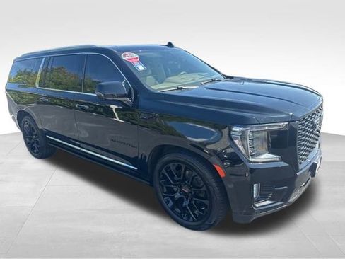 Used 2022 GMC Yukon XL Denali w/ Denali Premium Package image 8